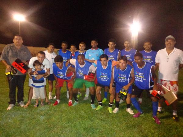 Prefeitura de Bar&atilde;o de Graja&uacute; realizou entrega de chuteiras &agrave; Sele&ccedil;&atilde;o masculina.(Imagem:FlorianoNews)