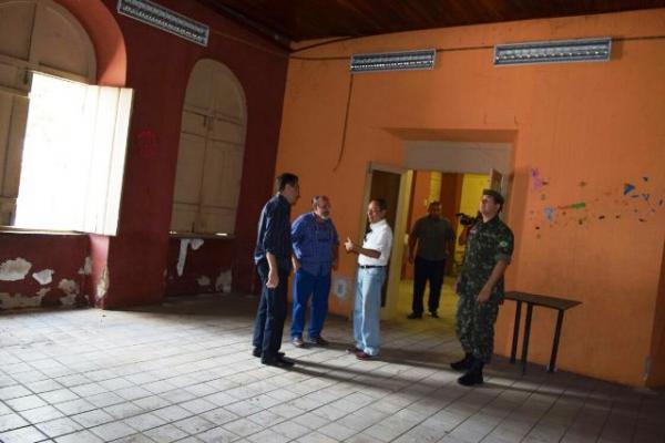 Gilberto J&uacute;nior busca recursos para restaurar pr&eacute;dio do Terminal Tur&iacute;stico de Floriano.(Imagem:Waldemir Miranda)