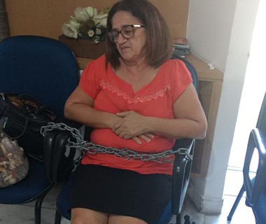 Sindicalistas se acorrentam dentro do Karnak em protesto por reajuste salarial