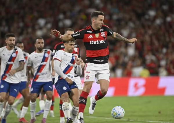 Sa&uacute;l com a bola em Flamengo x Bahia(Imagem:Andr&eacute; Dur&atilde;o)