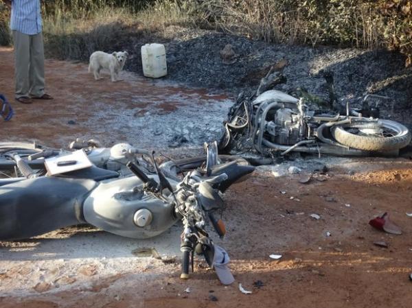 Motos colidem, explodem e dois morrem em Oeiras