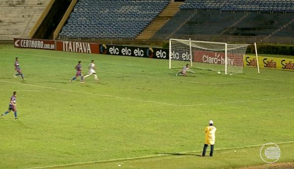 Que frango! Goleiro aceita chute de fora da área e deixa bola escapar
