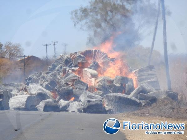 Carga de algod&atilde;o pega fogo em cima de caminh&atilde;o em Floriano.(Imagem:FlorianoNews)