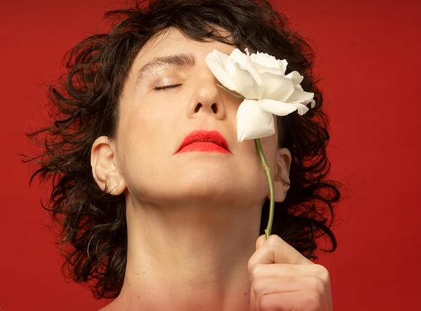 Adriana Calcanhotto evoca a Gal da fase "Tropical" na imagem que promove show em tributo à artista