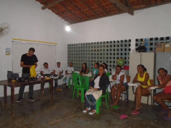 Curso sobre Agricultura Familiar é encerrado com prática de Apicultura