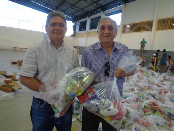 Prefeitura de Floriano realiza distribui&ccedil;&atilde;o de cestas b&aacute;sicas.(Imagem:FlorianoNews)