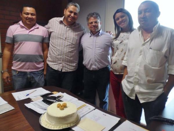 Deputado Gustavo Neiva recebe festa surpresa dos assessores