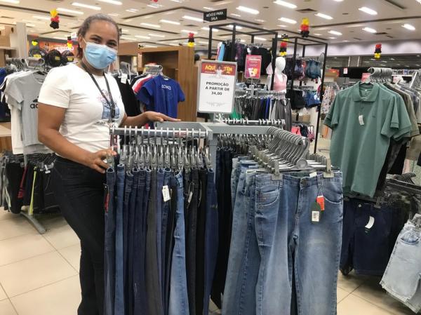 Jaqueline Santos, chefe do setor de confec&ccedil;&otilde;es.(Imagem:FlorianoNews)