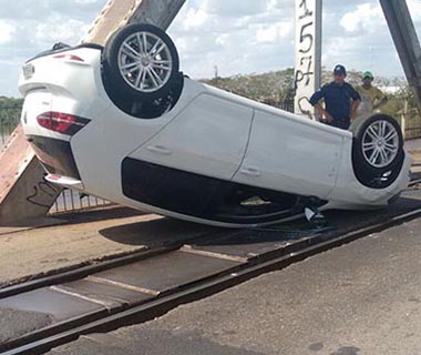 Câmera flagra capotamento de carro na ponte metálica em Teresina
