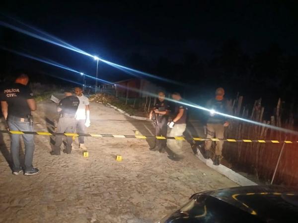 Suspeitos invadem residência, rendem pessoas e matam homem a tiros no litoral do Piauí