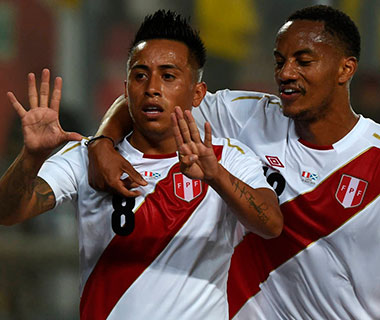 Cueva marca e Peru se despede da torcida com vitória em casa