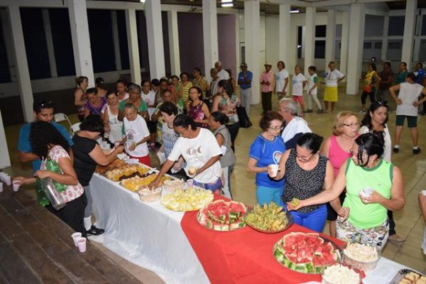 Idosos participam de atividade f&iacute;sica e celebram a qualidade de vida.(Imagem:Waldemir Miranda)