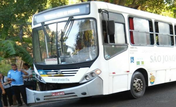 Ônibus da Emp. São Joaquim com vários passageiros colide em caminhonete na PI-113
