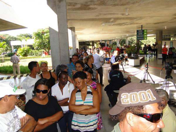 Cemitério estima que 6 mil passem pelo velório de Wando, em BH