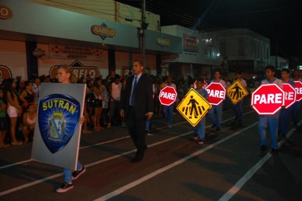 Florianenses prestigiaram o desfile c&iacute;vico militar de 7 de Setembro.(Imagem:Waldemir Miranda)