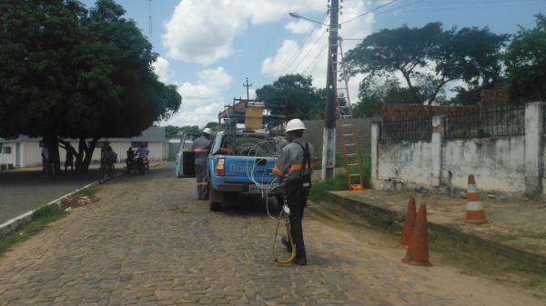 Postes de energia el&eacute;trica s&atilde;o atingidos por ve&iacute;culos, deixando moradores sem energia em Floriano.(Imagem:FlorianoNews)