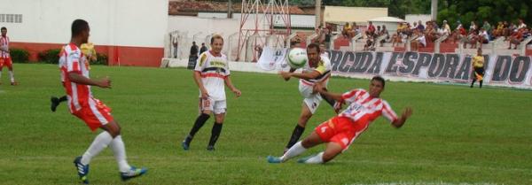 Cai&ccedil;ara e River-PI: partida com maior n&uacute;mero de gols no Piauiense de 2014.(Imagem:Renan Morais)