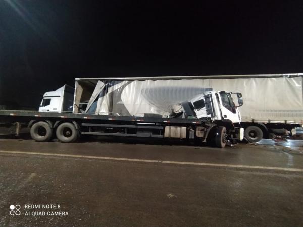 Colis&atilde;o entre caminh&otilde;es deixa uma pessoa ferida em Floriano(Imagem:Divulga&ccedil;&atilde;o/PRF)