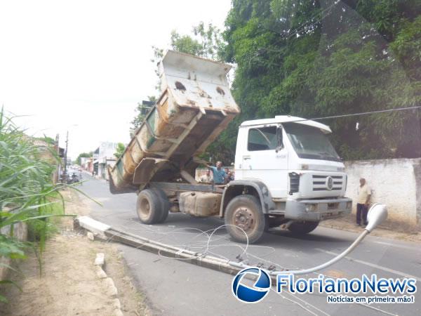 Caminhão com caçamba levantada derruba poste e deixa parte do Centro sem energia.(Imagem:FlorianoNews)