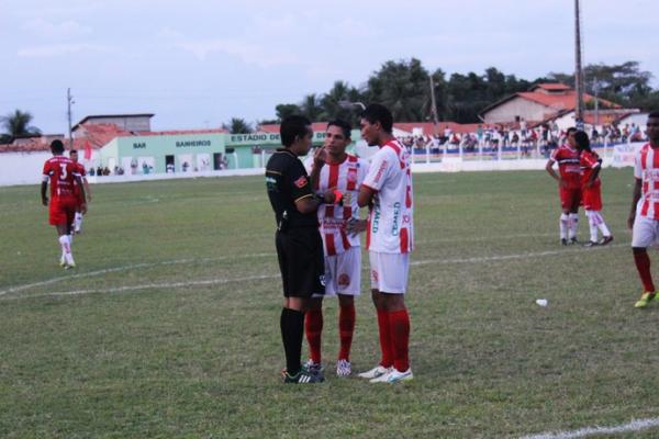 Jogadores discutem com o &aacute;rbitro.(Imagem:Emanuele Madeira/GloboEsporte.com)