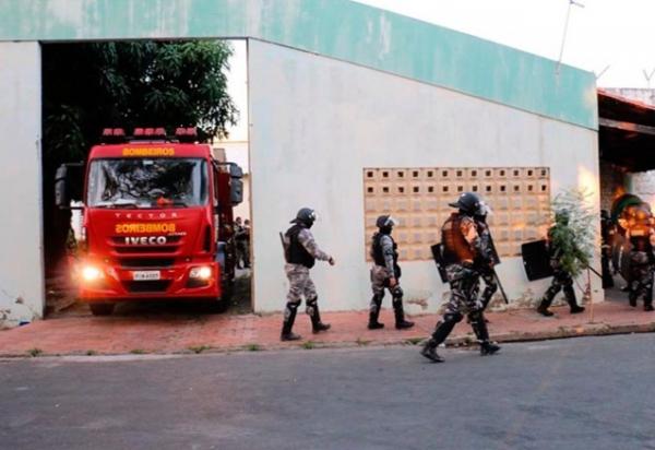 Tropa de choque controla rebelião no CEM e educador mantido refém é liberado