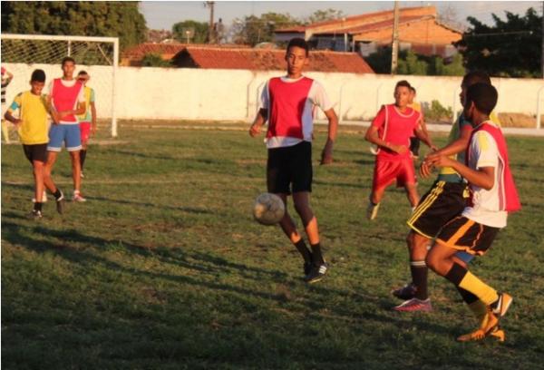 Enquanto aguarda final de provas, Lucas Israel mant&eacute;m forma f&iacute;sica com companheiros de inf&acirc;ncia.(Imagem:Renan Morais)