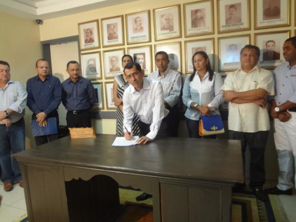 Prefeitura e CAIXA assinam convênios para Floriano