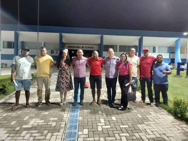 Secretários municipais se reúnem com representantes de escolas de Samba de Floriano