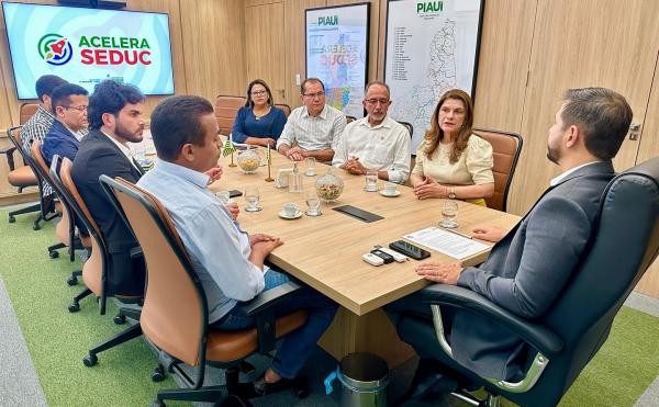  Deputado Dr. Francisco Costa participa de reuni&atilde;o para cess&atilde;o de escola &agrave; UFPI em Floriano(Imagem:Reprodu&ccedil;&atilde;o/Instagram)