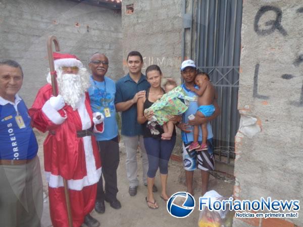 Crian&ccedil;as recebem primeiros presentes do Papai Noel dos Correios em Floriano.(Imagem:FlorianoNews)