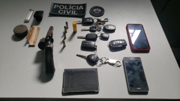 Al&eacute;m dos carros roubados, foram encontrados dois celulares, duas armas e muni&ccedil;&otilde;es intactas.(Imagem:Divulga&ccedil;&atilde;o Pol&iacute;cia Civil)