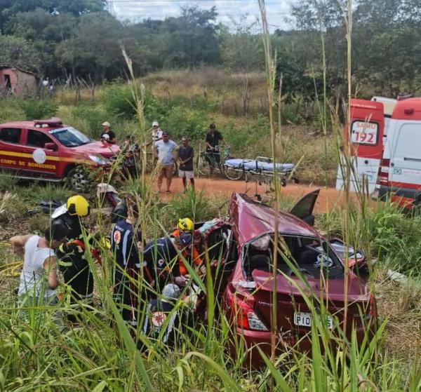 Estudante morre e três ficam feridos durante colisão entre carro e caminhão na BR-343, em Piripiri