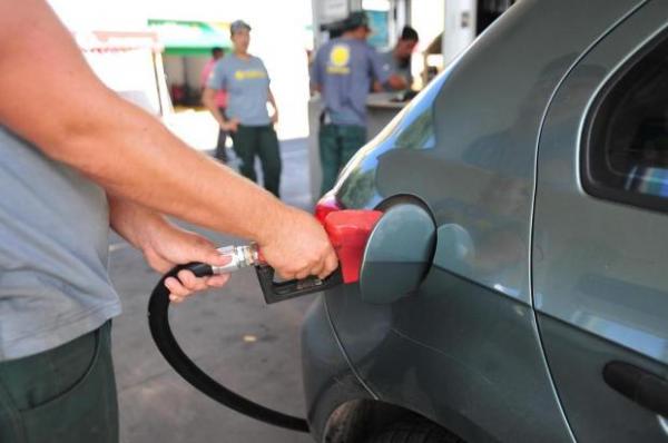 Preço da gasolina nas refinarias sobe neste sábado