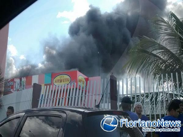 Sorveteria sofre inc&ecirc;ndio em Floriano.(Imagem:FlorianoNews)