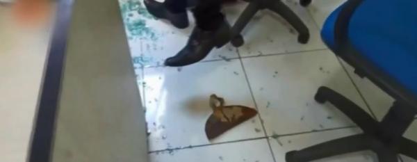 Enxada &eacute; arremessada em dire&ccedil;&atilde;o a prefeito de cidade do interior da BA durante cerim&ocirc;nia de posse(Imagem:Reprodu&ccedil;&atilde;o)