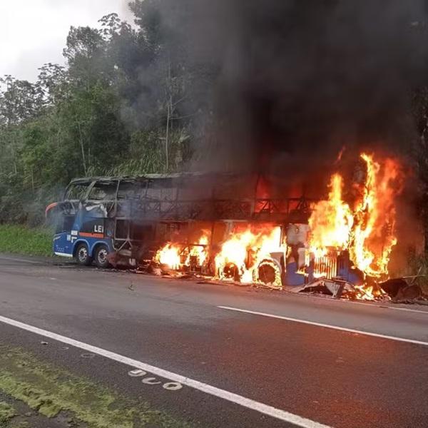 Incendiário ateia fogo em ônibus com mais de 40 passageiros durante viagem entre SP e PR