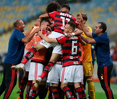 Flamengo vence Botafogo e segue líder do Brasileirão