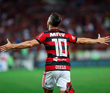 Flamengo bate Vitória e fica a dois pontos do líder