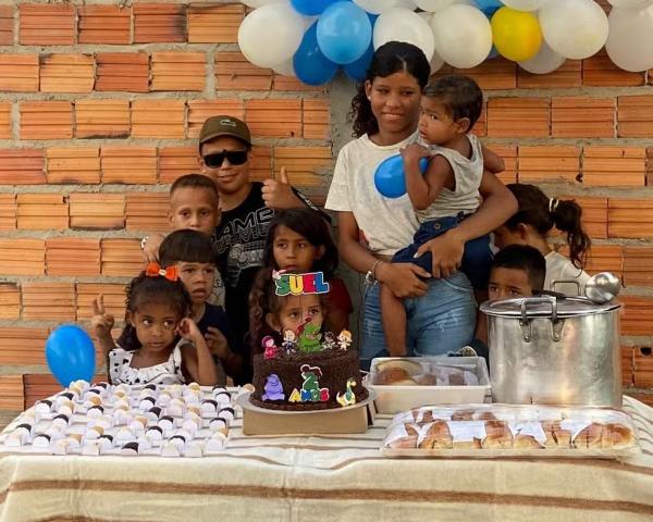 Menino que cantou parab&eacute;ns com bolo e docinhos de areia j&aacute; ganhou quatro festas de anivers&aacute;rio.(Imagem:Reprodu&ccedil;&atilde;o)