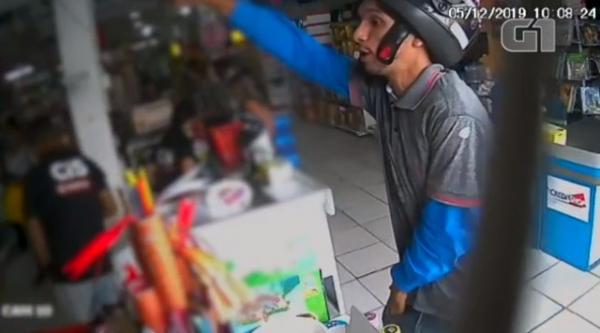 Vídeo mostra bandido rendendo crianças que deitam no chão durante assalto em Teresina
