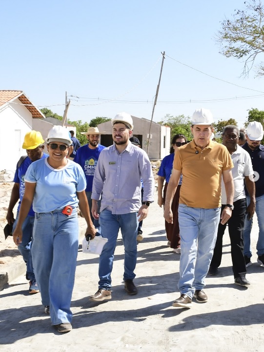 Prefeito Antônio Reis acompanha últimos ajustes no Conjunto Habitacional Amélia Lira II, em Floriano