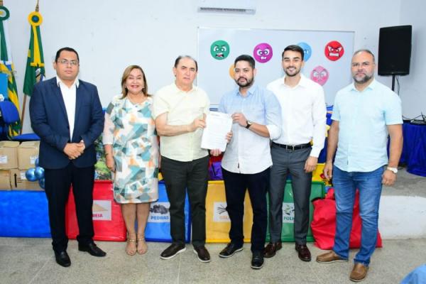 Educação de Floriano apresenta novo fardamento escolar e assina contrato com empresa que vai confeccionar os uniformes.(Imagem:Secom)