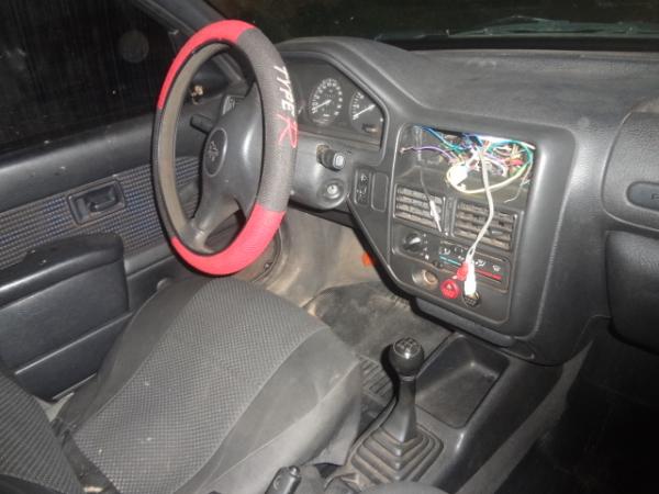Carro &eacute; abandonado no centro de Floriano. (Imagem:FlorianoNews)