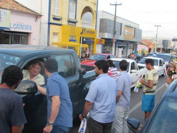 En&eacute;as Maia promove adesiva&ccedil;o em apoio a A&eacute;cio em Floriano.(Imagem:Jaquelina Nascimento)