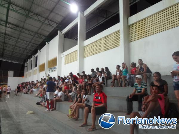 Tarde esportiva &eacute; realizada com alunos do col&eacute;gio Estadual.(Imagem:FlorianoNews)