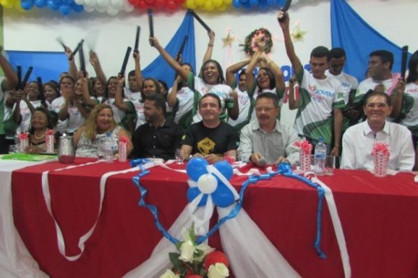 Crian&ccedil;as acolhidas pelo Provem Urbano de Floriano prestam homenagem aos Professores.(Imagem:Socorro Landim)