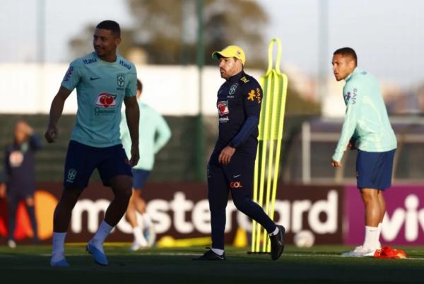 Com grupo completo, Ramon Menezes esboça time titular para amistoso
