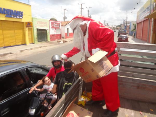 Papai Noel promoveu manh&atilde; de alegria com distribui&ccedil;&atilde;o de bombons em Floriano.(Imagem:FlorianoNews)
