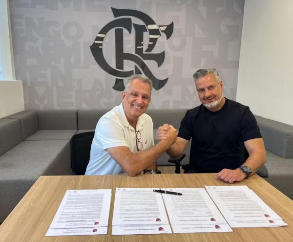 Jos&eacute; Boto assinou o contrato com o Flamengo ao lado de Bap.(Imagem:Divulga&ccedil;&atilde;o / Flamengo)