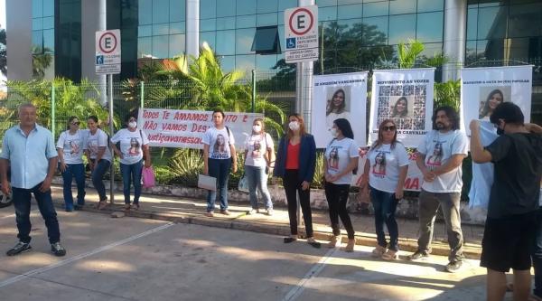 Família de enfermeira morta atropelada protesta em frente ao TJ e pede julgamento